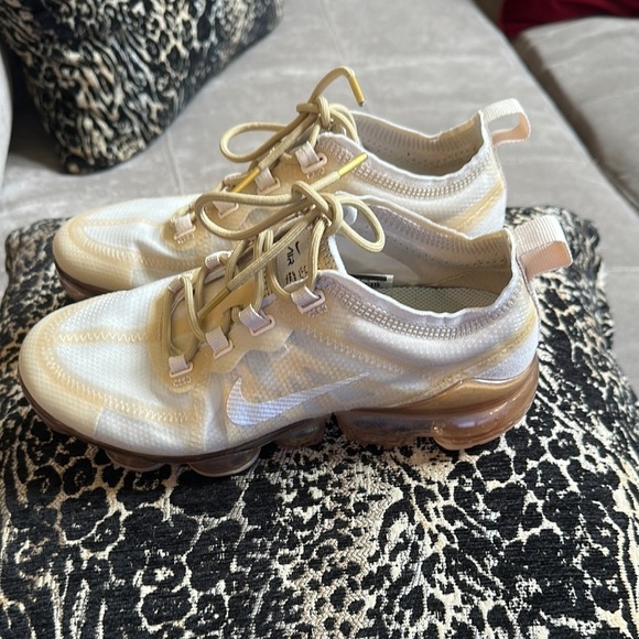 Nike Cream Sneakers with Woven Upper and Cushioned Sole - Picture 2 of 11